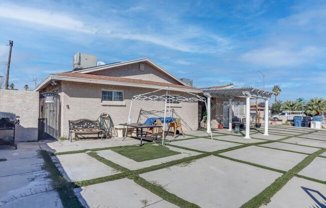Beautiful Furnished 6 bed 3 bath with Sparkling pool and Spa