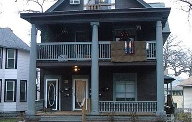 June 2023 ~ Cute 4 bedroom house. Spacious bedrooms. In unit laundry and dishwasher.