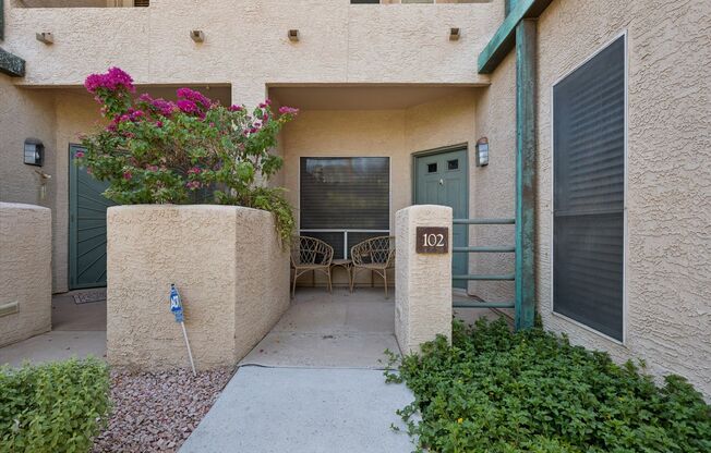 Downtown Dream minutes to Baseball, Basketball, Concerts, AZ Science Center and ASU. This completely remodeled 2 bedroom, 2 bathroom with split floor plans is READY NOW!!