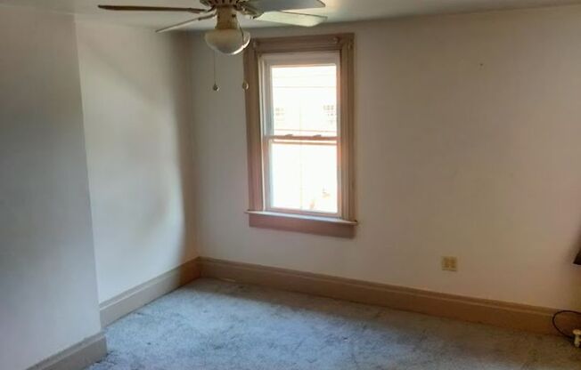 2 beds, 1 bath, $1,049, Unit 9 Jones St.