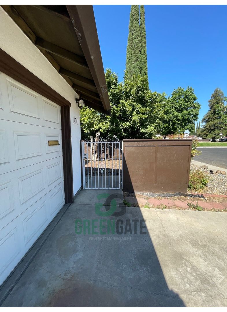 3 BEDROOM 2 BATH HOME MOVE IN READY IN MODESTO!