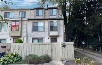 Lovely 3 BR/1.5 BA EOG Townhome in Montgomery Village!
