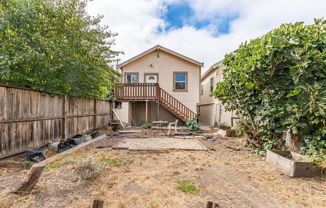 Charming 2-Bedroom Home with Spacious Backyard in Oakland!