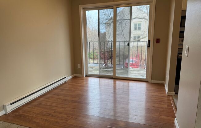 2 beds, 2 baths, $1,595, Unit APARTMENT B