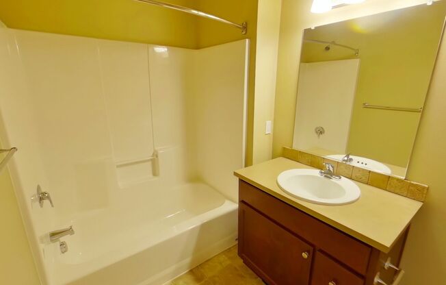 2 beds, 2 baths, 700 sqft, $1,800, Unit 401