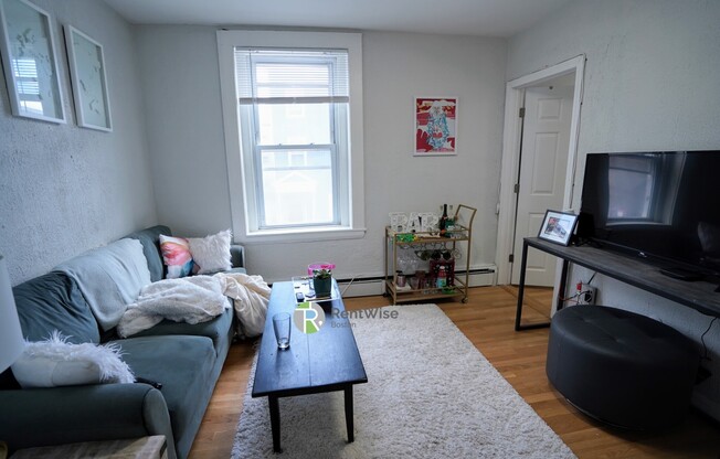 722 E 6 ST