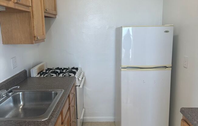 Studio, 1 bath, 413 sqft, $1,425, Unit Royal York 1015