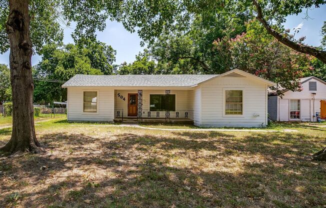 Remodeled Beautiful 3 Bed, 2 Bath Home in the Heart of River Oaks-  River Oaks ISD- 76114