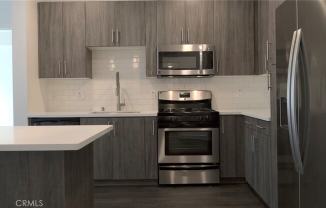 2 beds, 2 baths, 975 sqft, $4,311, Unit 3031