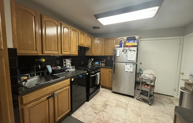 2 beds, 1 bath, 750 sqft, $2,400, Unit 202