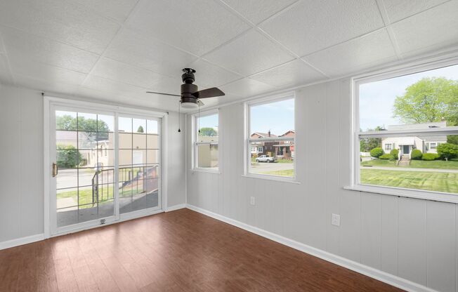 Beautiful 1 bedroom home with BONUS room in Natrona Heights available April 1!