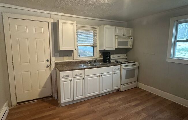 COMING SOON! 2 Bed House! Making it ready for you!