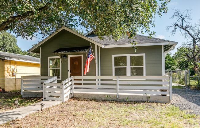 CHARMING LONE STAR DISTRICT COTTAGE