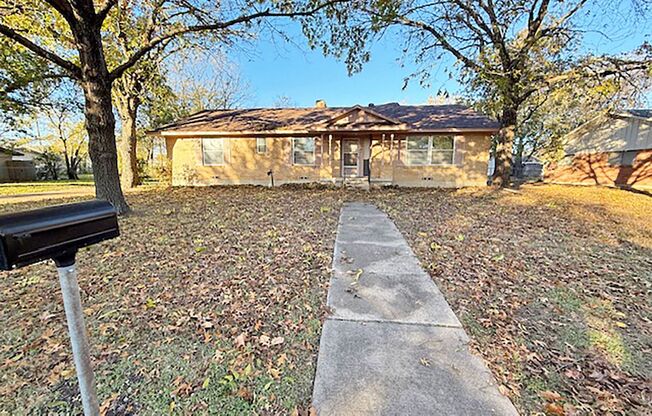 Great 3 Bdrm 2 Bath Home w Office in Sanger Tx