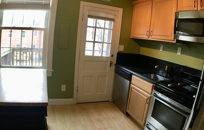 Updated 1BR/1BA 2-level TH in great location