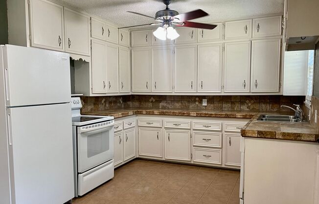 Pre-leasing for Fall! Adorable 2/1 with All Appliances Near Maxey!