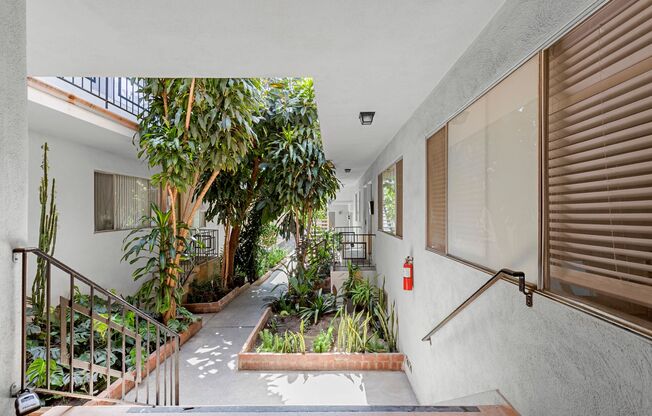 STUDIO 1 BATH IN Loa Angeles !!
