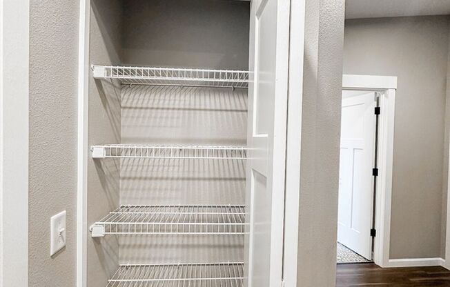 1 bed, 1 bath, 690 sqft, $1,300, Unit Cap5