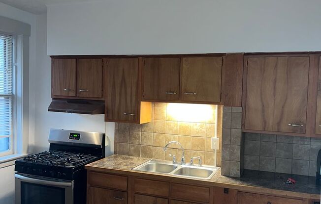 2 beds, 1 bath, $1,395, Unit 702 S 38th Street-Unit 7