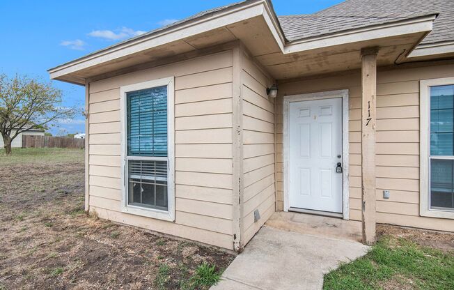 Beautifully Crafted 3 bed 2 bath duplex located in Weatherford, Tx.