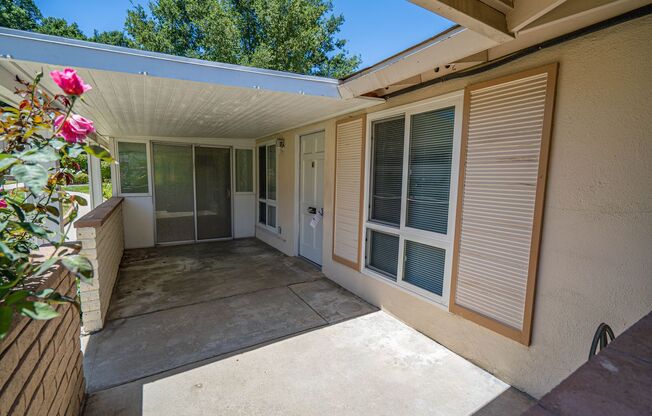 2 Bedroom Home in Friendly Valley in 55+ Community!