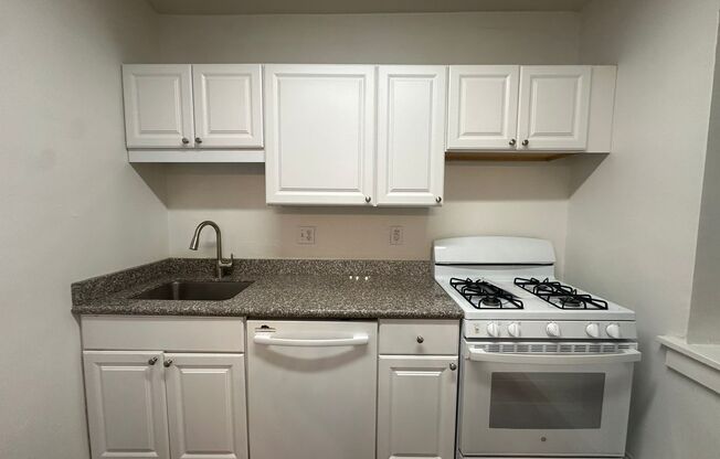 1 bed, 1 bath, 708 sqft, $1,330, Unit King Edward Annex 18