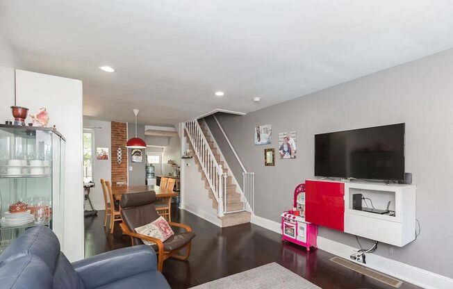 Stunning 2-Bedroom Townhome in Point Breeze! PHA Vouchers Accepted!