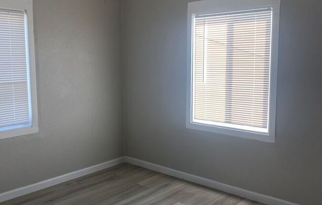 1741 W DESERT CV AVE