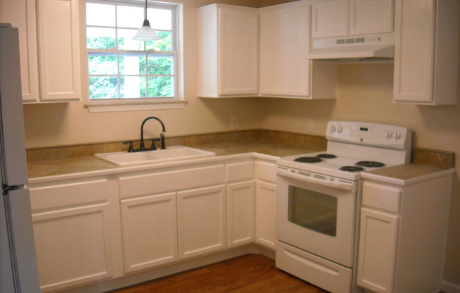 Totally renovated 1BR/1BA cottage, minutes to I10, NAS and beaches