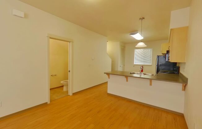 2 beds, 1.5 baths, 878 sqft, $1,750, Unit 17