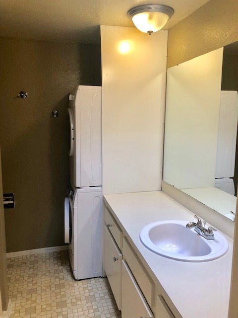 MOVE IN SPECIAL!! Lakefront Living in sought 60/01 complex