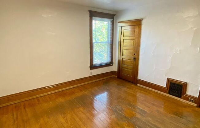 2 beds, 1 bath, $1,450, Unit 1015 W. 14th Ave. - B