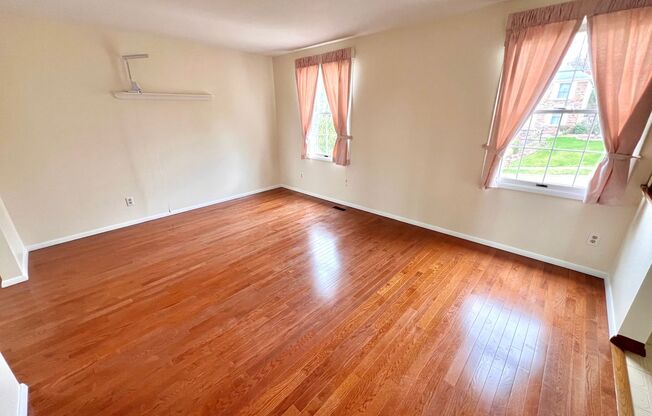 Beautiful Home - 3 Bedroom 2.5 Bathroom - Pittsburgh