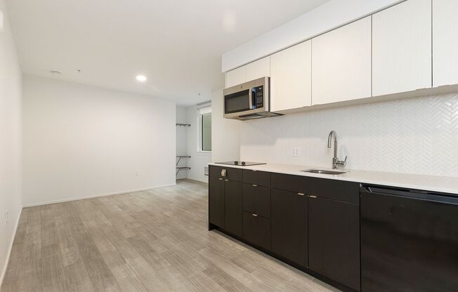 Studio, 1 bath, 280 sqft, $1,195, Unit 712