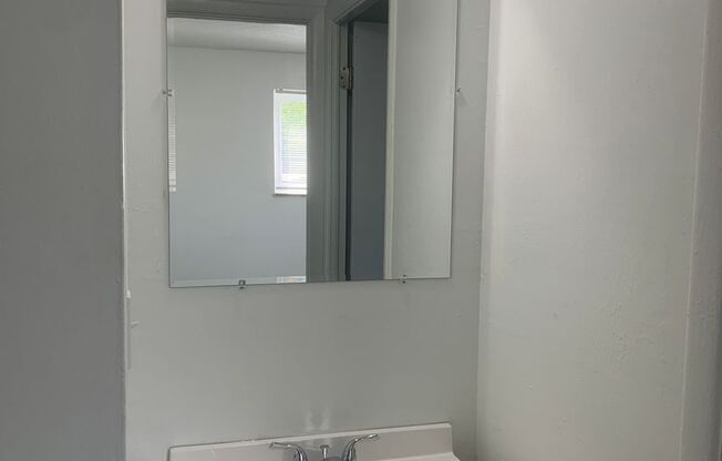 3 beds, 1 bath, 960 sqft, $1,200, Unit 124