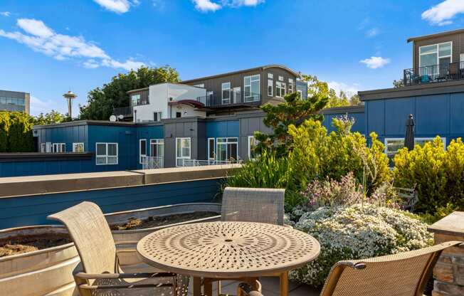 additional photo for property listing at chic digs with room to stretch out in the village 22 car at Dexter Lake Union, Seattle