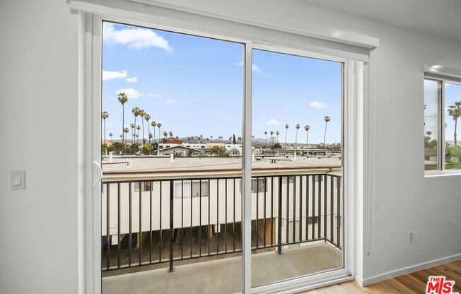 849 N MARIPOSA AVE