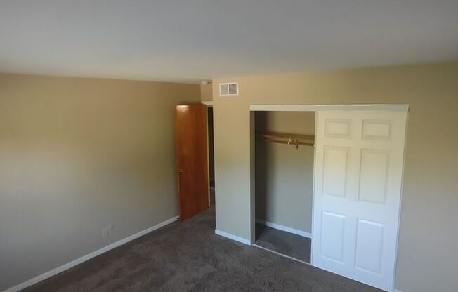 2 beds, 1 bath, 960 sqft, $959, Unit 4