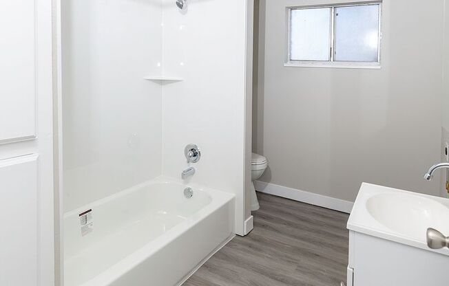 2 beds, 1 bath, 800 sqft, $1,295, Unit #14