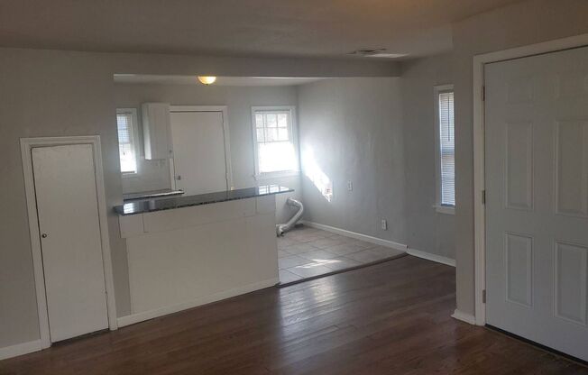 2 beds, 1 bath, $895