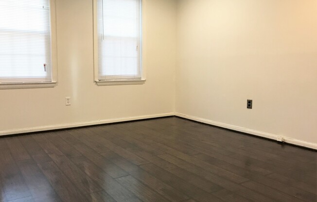 Charming 3bd/1ba Townhome in Johnston Square!
