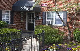 Oak Ridge Apartments Courtyard