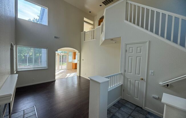 Spacious 2 Story Near Trails & Rose Park