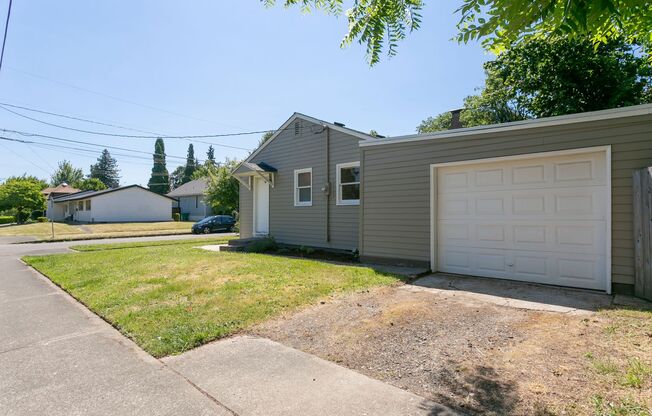 Charming 2 Bedroom Home in North Portland - Huge Backyard!