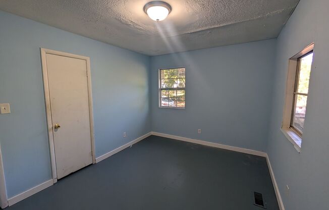 3 beds, 1 bath, $1,000