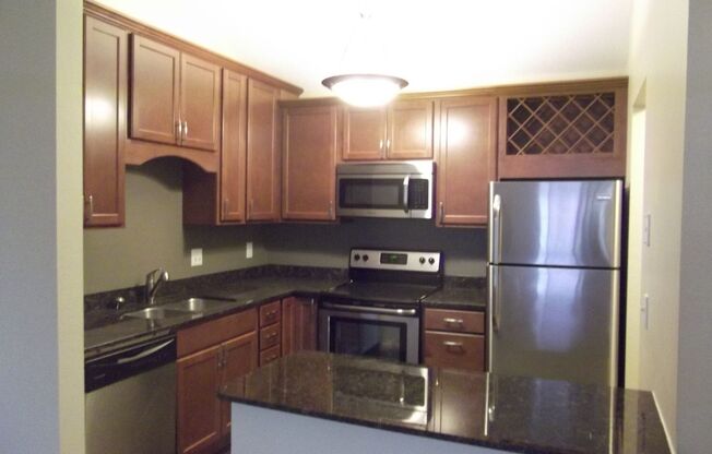 2 beds, 2 baths, 976 sqft, $1,695, Unit 3900323-PR