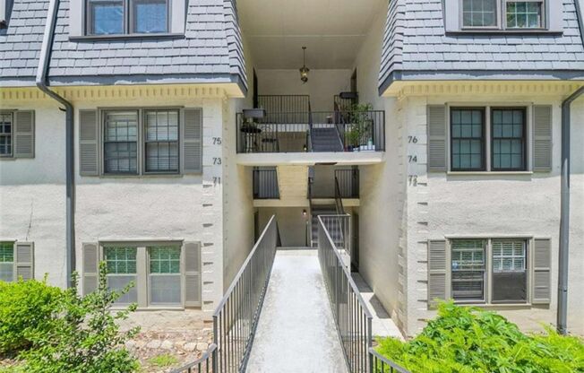 Remodeled 2BR/2BA One-Level Condo in Gated Cross Creek