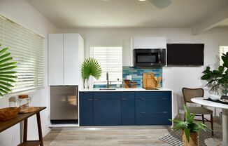 Newly Renovated Community 2 Blocks From The Beach!