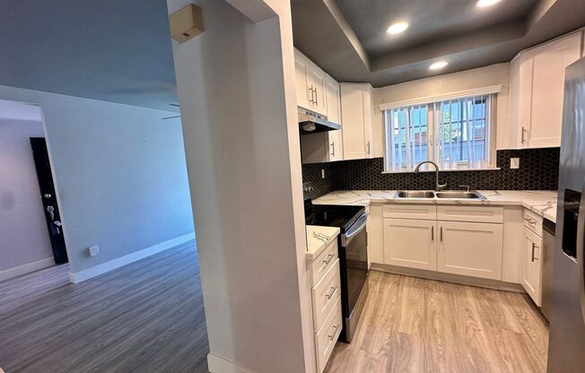Townhouse - 2 Story, 3 Bedroom in the Beautiful City of Costa Mesa!