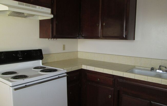 2 beds, 1 bath, $1,350, Unit F